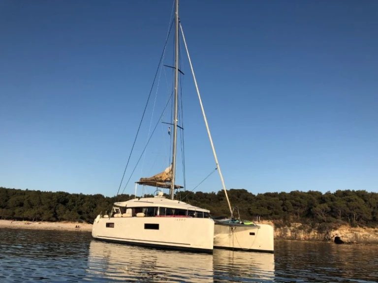 Pronájem lodi Lavrio lákavé ceny Lagoon 52 F