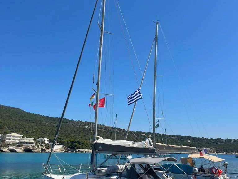 Pronajmout Plachetnice se skipperem či ne Jeanneau v Nea Peramos