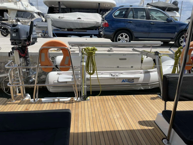 Pronajmout Katamarán se skipperem či ne Lagoon v Alimos
