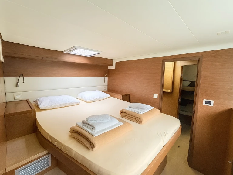 Pronajmout Katamarán se skipperem či ne Lagoon v Lavrio