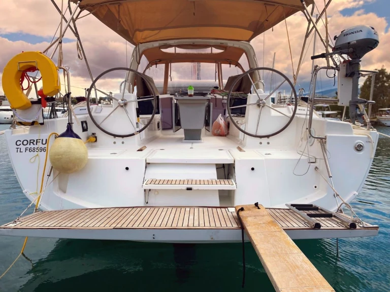 Pronajmout si Bénéteau Oceanis 41.1 v Alimos
