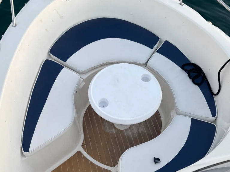Quicksilver Quicksilver 600 Commander jednotlivci a charterové společnosti v Cannes