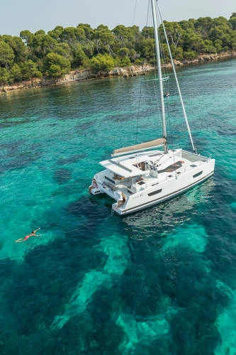 Pronájem jachty v Cannes -Fountaine Pajot L40 na Samboatu