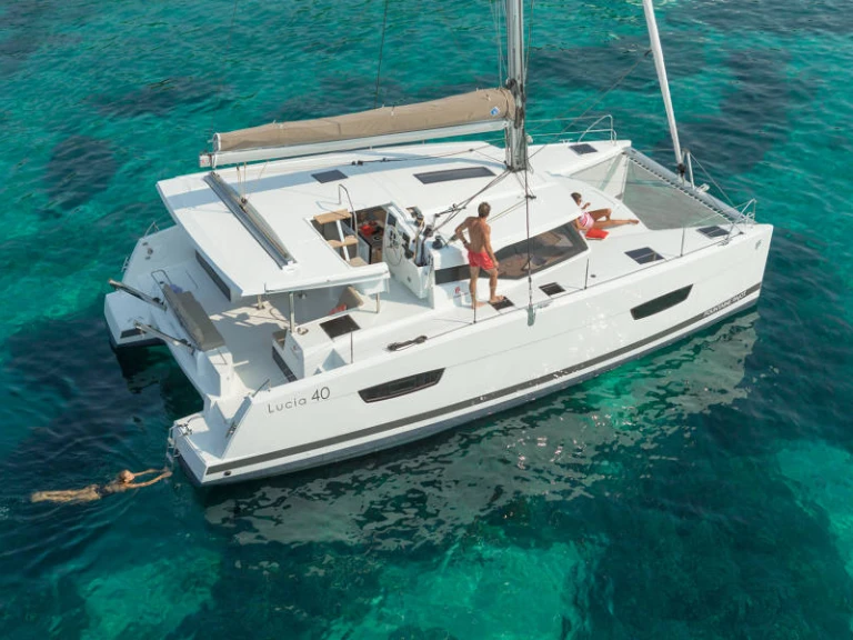 Pronajmout si Fountaine Pajot L40 v Cannes