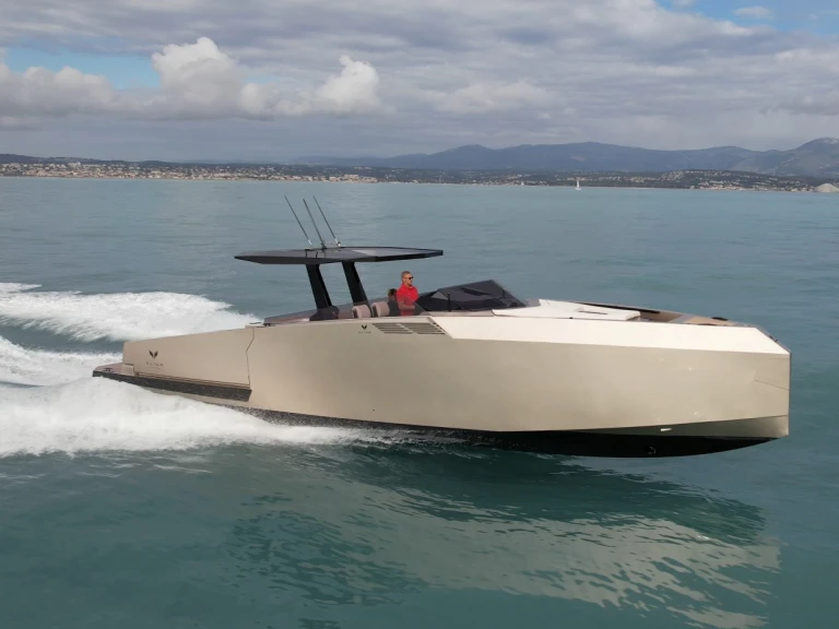 Motorová loď k pronájmu v Cannes za nejlepší cenu