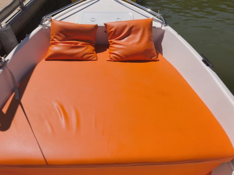 Naval plastica Livia 450 jednotlivci a charterové společnosti v Istres