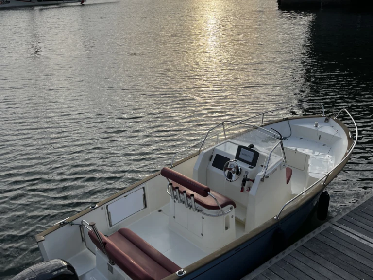 Motorová loď k pronájmu v Lorient za nejlepší cenu