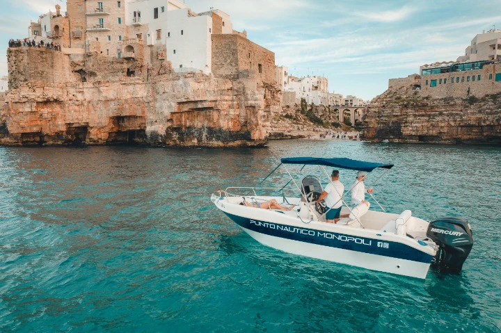 Blu-Blu 670 GT jednotlivci a charterové společnosti v Monopoli
