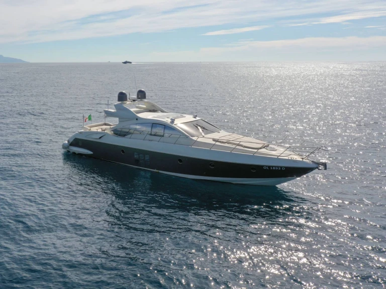 Azimut 68S jednotlivci a charterové společnosti v Bacoli