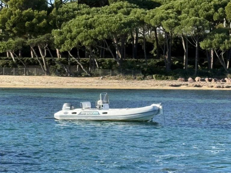 Pronajmout Motorová loď se skipperem či ne Capelli v Port Grimaud