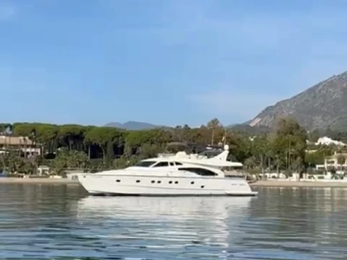 Pronájem Jachta Ferretti s licencí