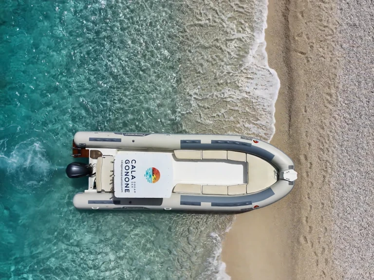 Pronájem lodi Cala Gonone lákavé ceny Tempest 900