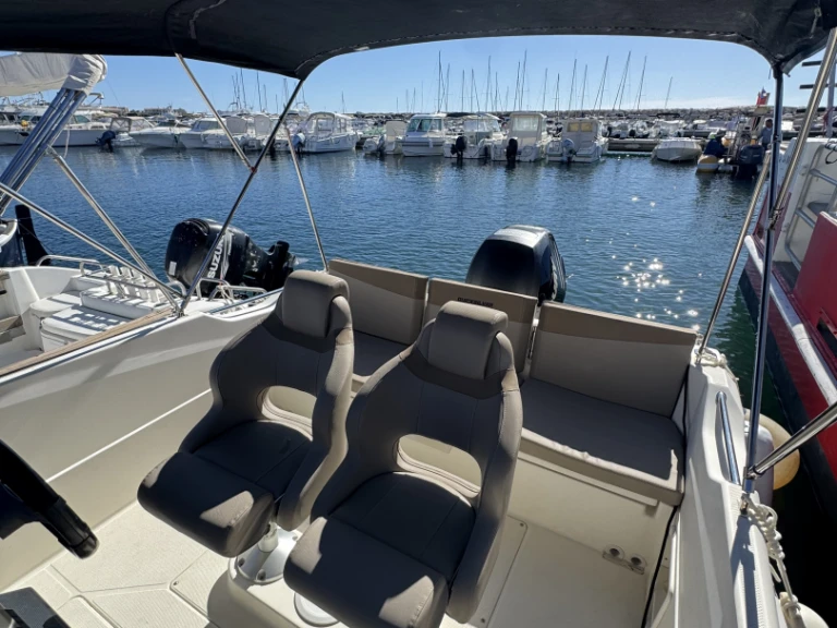 Quicksilver Quicksilver 675 Open Activ jednotlivci a charterové společnosti v Six-Fours-les-Plages