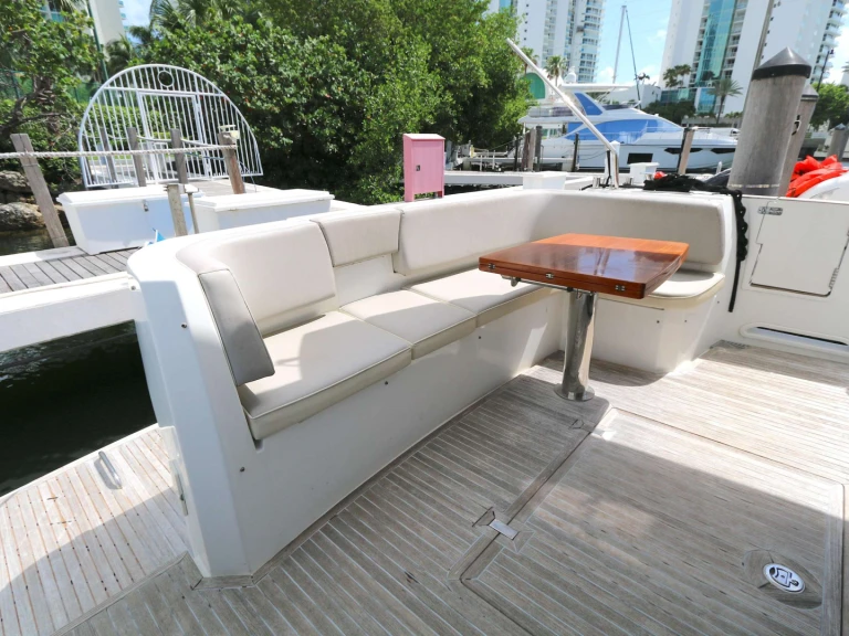 Pronájem lodi Miami lákavé ceny Caprice