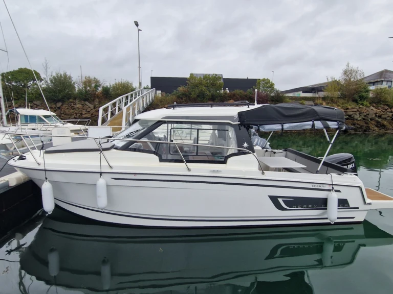 Jeanneau Merry Fisher 795 Serie 2 jednotlivci a charterové společnosti v La Forêt-Fouesnant