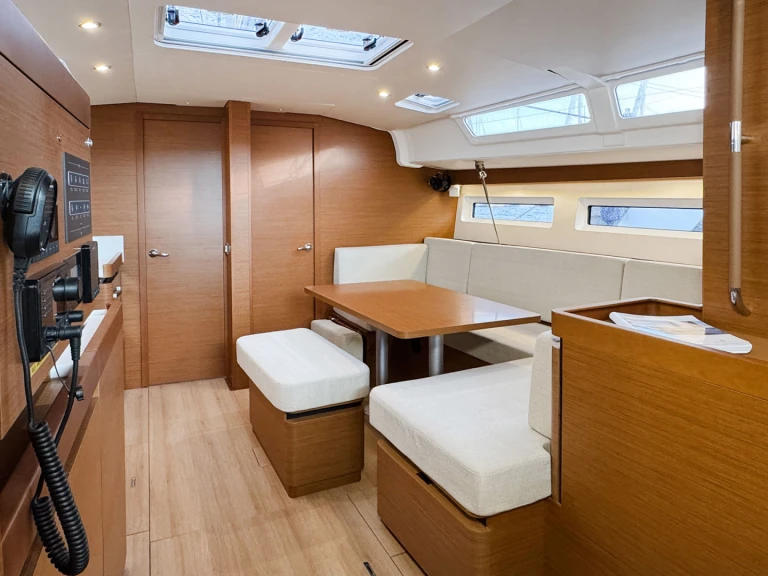Jeanneau Sun Odyssey 490 jednotlivci a charterové společnosti v Puntone