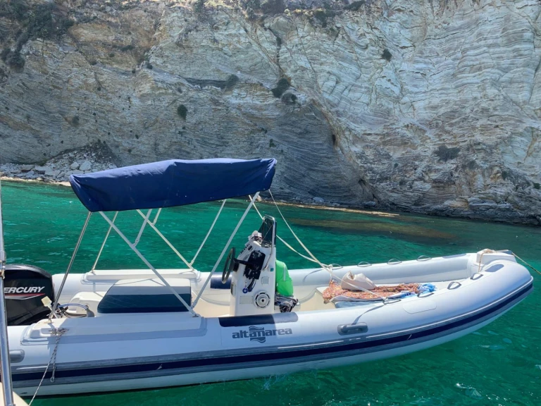 Polotuhá loď k pronájmu v Castellammare del Golfo za nejlepší cenu