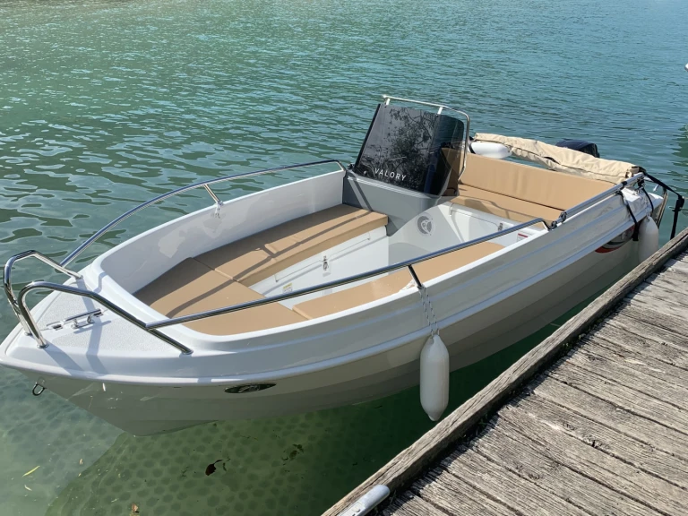 Pronajmout Motorová loď se skipperem či ne Valory v Annecy