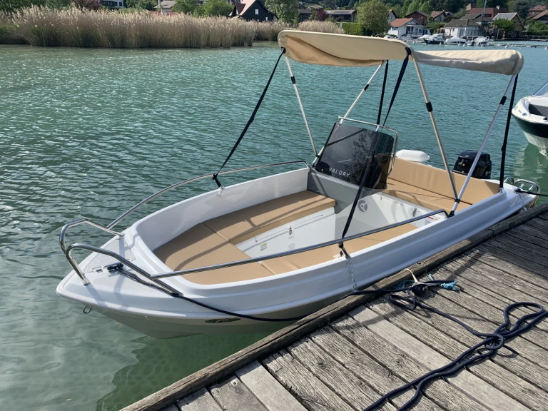 Valory V440 jednotlivci a charterové společnosti v Annecy