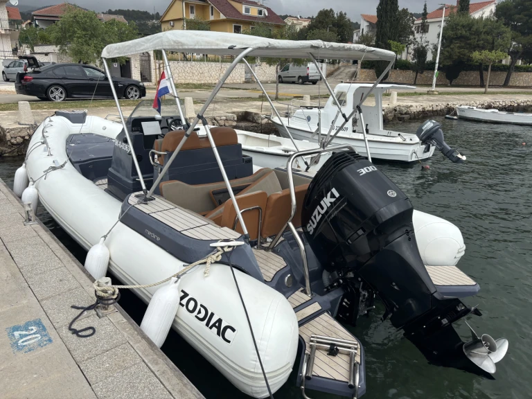 Pronájem Polotuhá loď v Trogir -Zodiac Medline 7.5