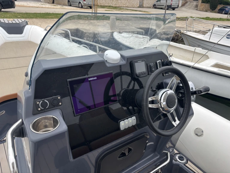 Pronájem lodi Zodiac Medline 7.5 v Trogir na Samboatu