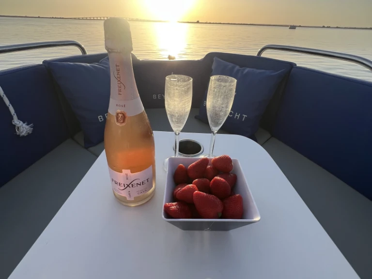 Pronájem Motorová loď Bey Yacht s licencí