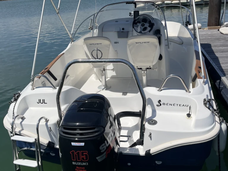 Bénéteau Flyer 550 Open jednotlivci a charterové společnosti v Port Leucate