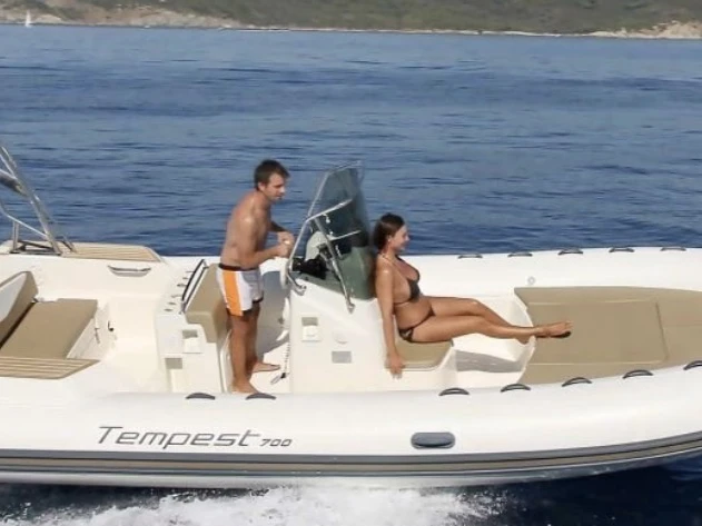 Pronájem lodi Francie lákavé ceny Tempest 700 Sun