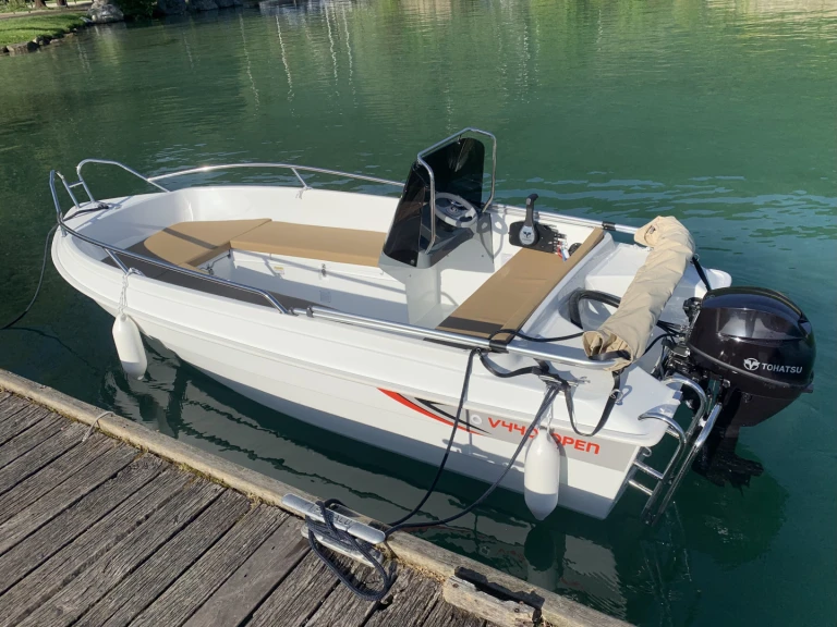 Motorová loď k pronájmu v Annecy za nejlepší cenu