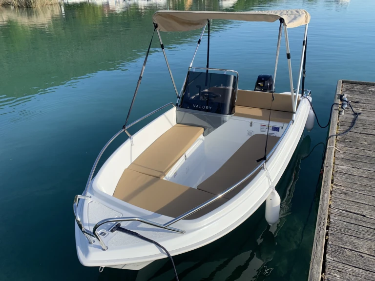 Valory V440 jednotlivci a charterové společnosti v Annecy
