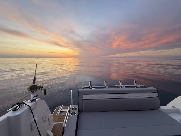 Jeanneau Merry Fisher 895 Cruiser jednotlivci a charterové společnosti v Medulin