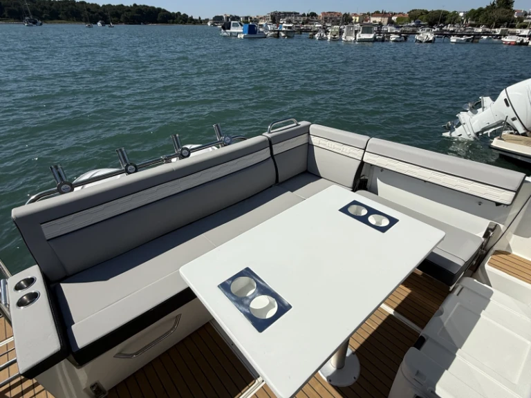 Pronajmout si Jeanneau Merry Fisher 895 Cruiser v Medulin