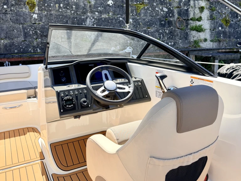 Pronájem Motorová loď Bayliner s licencí