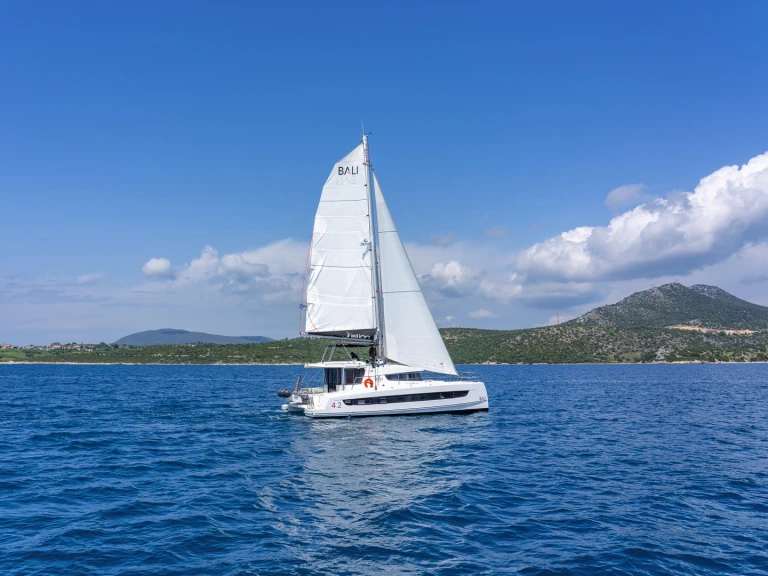 Pronájem Katamarán Bali s licencí
