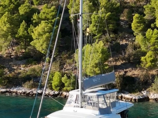 Pronajmout Katamarán se skipperem či ne Bali v Kaštel Gomilica