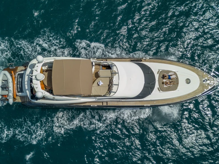 Pronájem Jachta Sunseeker s licencí
