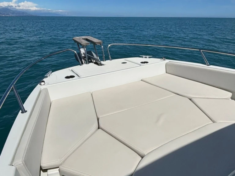 Pronájem lodi Antibes lákavé ceny Flyer 7 SPACEdeck