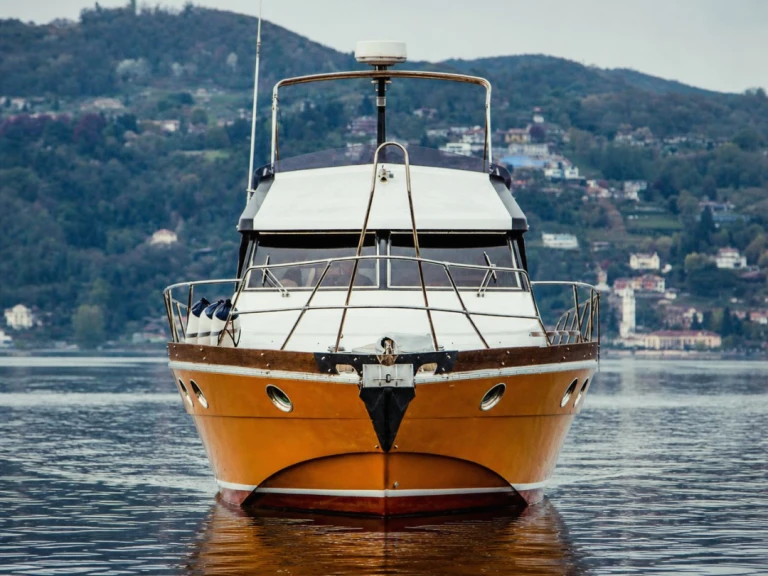 Posillipo Martinica 42  jednotlivci a charterové společnosti v Angera