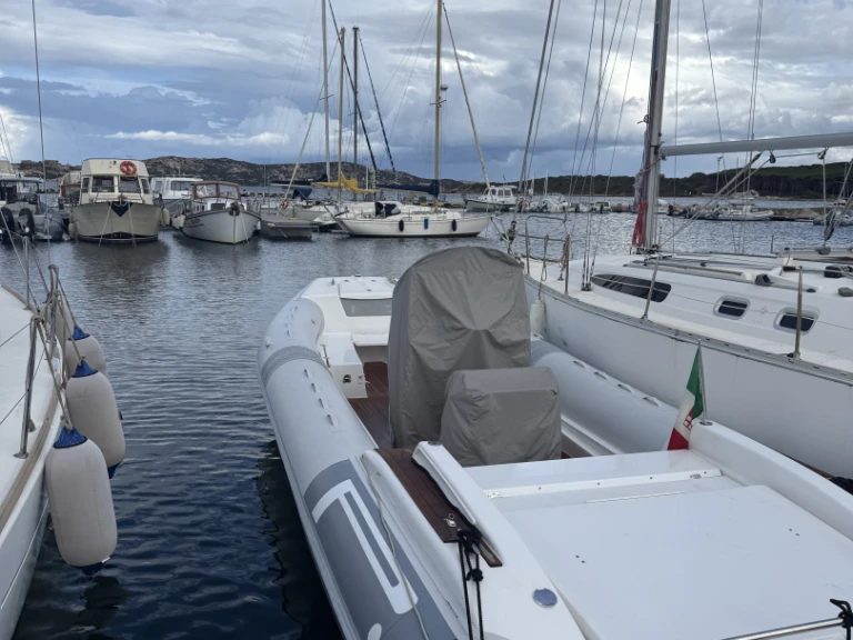 Pronájem lodi Pirelli P880 sport v Porto Turistico Palau na Samboatu