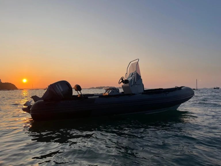 3D Tender 3D Tender 600 Patrol jednotlivci a charterové společnosti v Carantec