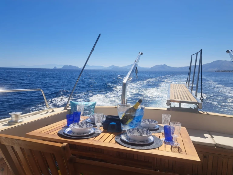 Pronajmout si superitalia flybridge v Palermo