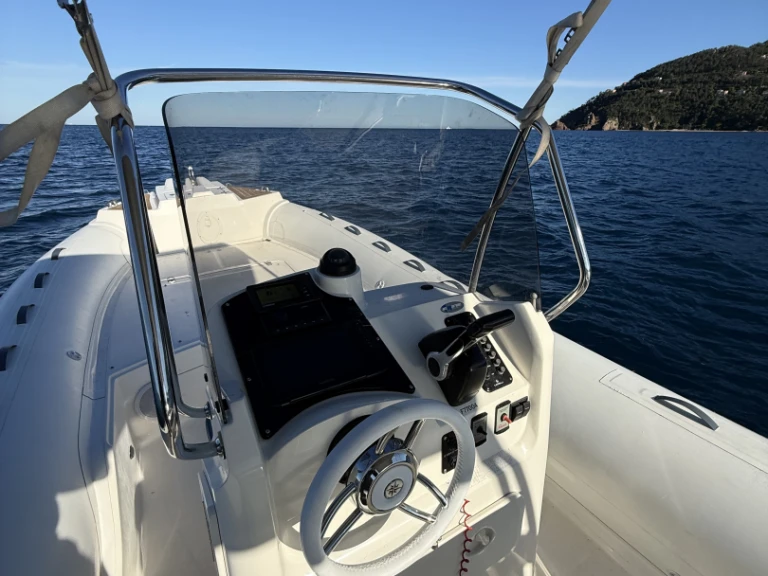 Pronájem jachty v Cannes -Capelli Capelli 700 Sun na Samboatu