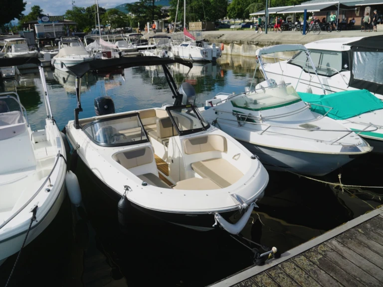 Pronajmout si Bayliner BAYLINER VR4 v Aix-les-Bains