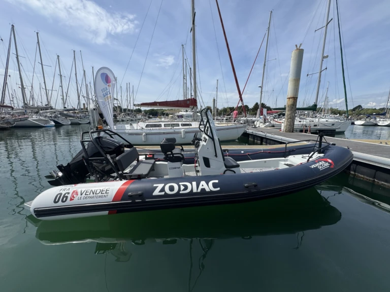 Pronajmout Polotuhá loď se skipperem či ne Zodiac v La Forêt-Fouesnant