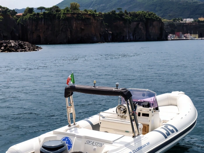 Joker Boat Clubman 26 jednotlivci a charterové společnosti v Torre Annunziata