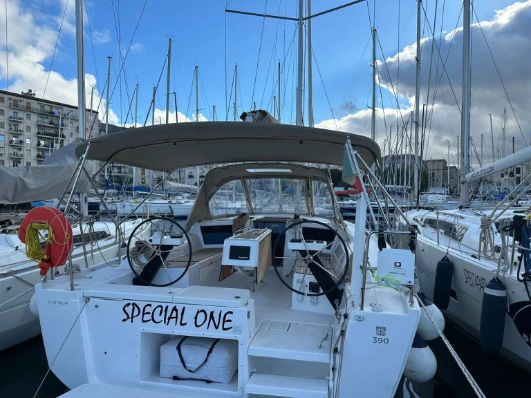 Pronajmout si Dufour Dufour 390 GL v Cagliari