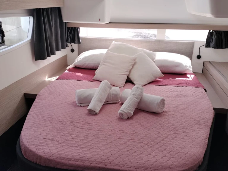 Pronajmout si Fountaine Pajot Isla 40 v Cagliari