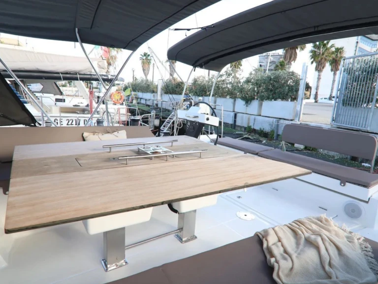Pronájem lodi Cagliari lákavé ceny Dufour 470