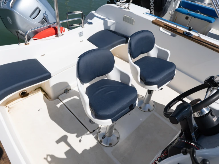 Pronájem lodi Royan lákavé ceny Quicksilver 630 Commander