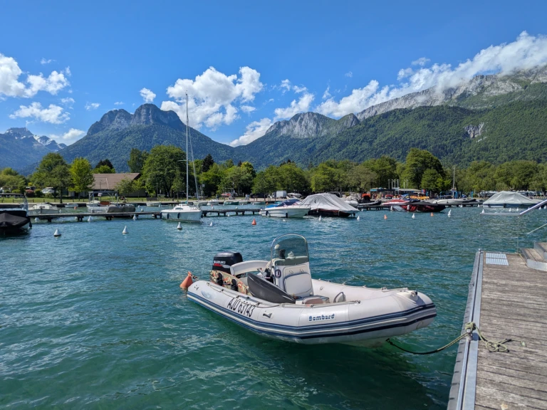 Pronájem Polotuhá loď v Annecy -Bombard Explorer 500 SB